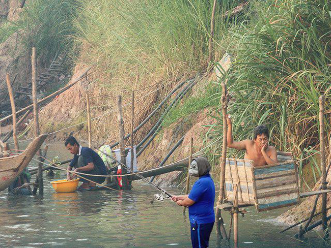 Phải ra sông mới có nhiều cá để câu nhé chàng trai.