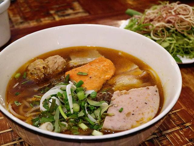 Du lịch - "Điểm mặt" quán bún bò Huế nổi tiếng, có thâm niên lâu đời ở Sài Gòn