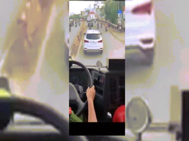 Tin tức trong ngày - Nóng 24h qua: Lý do không ngờ khiến tài xế xe 7 chỗ "giả điếc" cản đường xe cứu hỏa