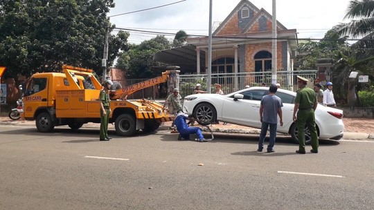 Nóng 24h qua: Lý do không ngờ khiến tài xế xe 7 chỗ &#34;giả điếc&#34; cản đường xe cứu hỏa - 2