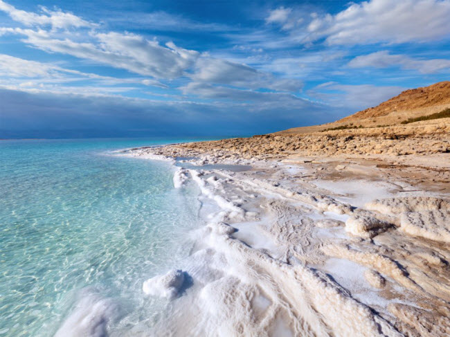 Biển Chết, Israel: Không loài sinh vật nào ngoài vi khuẩn có thể sống tại Biển Chết do lượng muối ở đây rất cao. Bạn có thể dễ dàng nổi trên mặt nước và bùn dưới đáy biển được cho là có tác dụng chữa bệnh.
