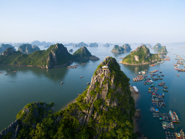 Vịnh Hạ Long, Việt Nam: Thắng cảnh nổi tiếng ở Việt Nam bao gồm 1.600 hòn đảo đá vôi lớn nhỏ. Vịnh Hạ Long cũng được tổ chức UNESCO công nhận là di sản thế giới.