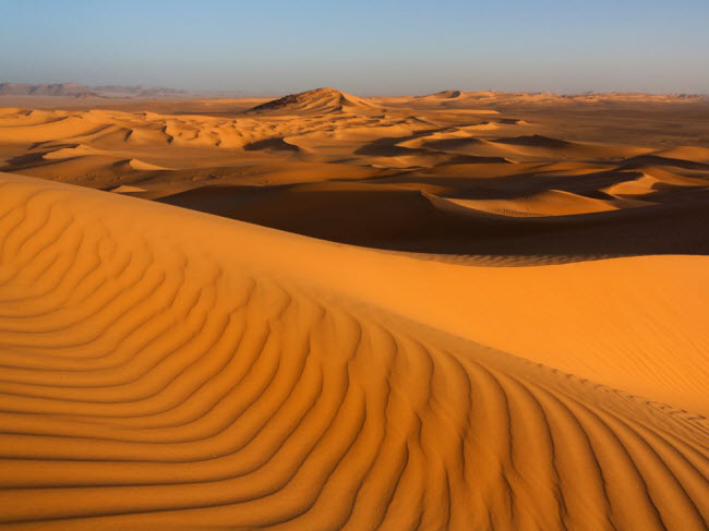 Sa mạc Sahara Desert, châu Phi:  Sa mạc lớn nhất trên thế giới có diện tích rộng hơn 9 triệu km2 và trải dài trên 10 quốc gia gồm: Algeria, Chad, Ai Cập, Libya, Mali, Mauritania, Ma Rốc, Niger, Sudan và Tunisia.
