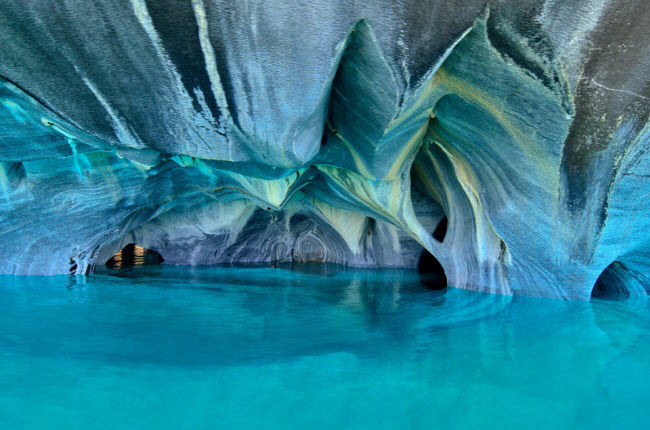 Hang Marble, Chile: Hệ thống hang động này được hình thành qua quá trình sói mòn kéo dài hàng nghìn năm.