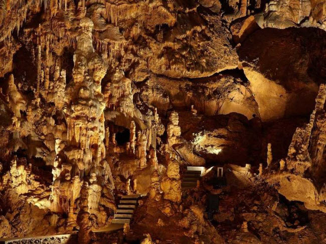 Hang động Aggtelek Karst và Slovak Karst, Hungary và Slovakia: Kéo dài từ đông bắc Hungary tới đông nam Slovakia hệ thống hang động Aggtelek Karst và Slovak Karst bao gồm hơn 1.000 hang lớn nhỏ.