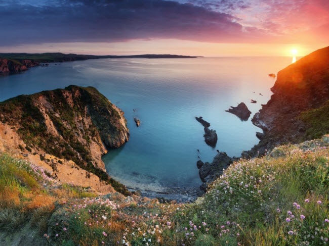 Đường mòn Pembrokeshire, Anh quốc: Dài 300 km dọc bờ biển Xứ Wales, tuyến đường Pembrokeshire đưa du khách qua nhiều địa danh tuyệt đẹp dọc bờ biển Anh quốc.