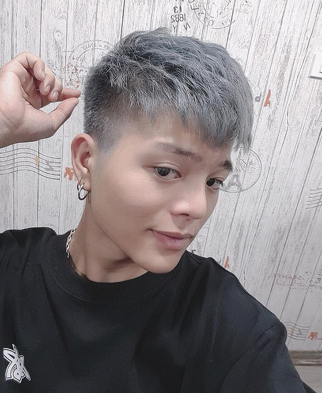 Thậm chí, Quang Anh còn vướng nghi án phẫu thuật thẩm mỹ ở tuổi 16 khi so sánh với hình ảnh cũ trước đây, mũi và cầm của cậu có sự thay đổi rõ rệt.