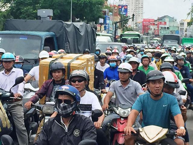 Lật xe ở cửa ngõ Tân Sơn Nhất, người đi đường “nghẹt thở” vì kẹt xe