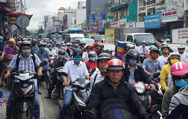 Lật xe ở cửa ngõ Tân Sơn Nhất, người đi đường “nghẹt thở” vì kẹt xe - 3