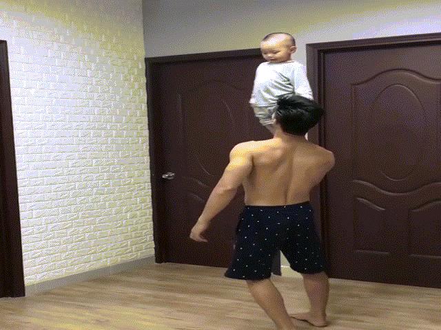 Đời sống Showbiz - Quốc Nghiệp làm xiếc nguy hiểm với con trai 2 tuổi: &quot;Nhiều người chửi tôi chơi ngu&quot;