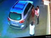 Thế giới - Khoảnh khắc ông bố Brazil bị bắn chết ngay sau khi đưa con cho vợ bế
