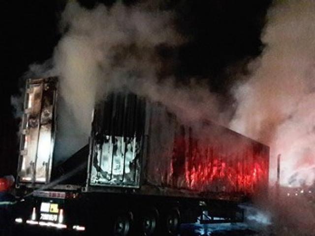 Sau tiếng nổ kinh hoàng trên QL 1A, xe container bốc cháy dữ dội
