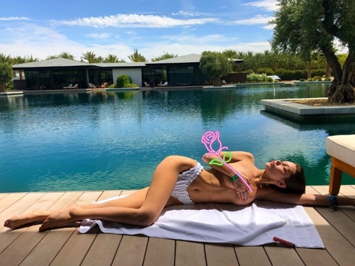 Kho tàng áo tắm phong phú của Bella Hadid - 3