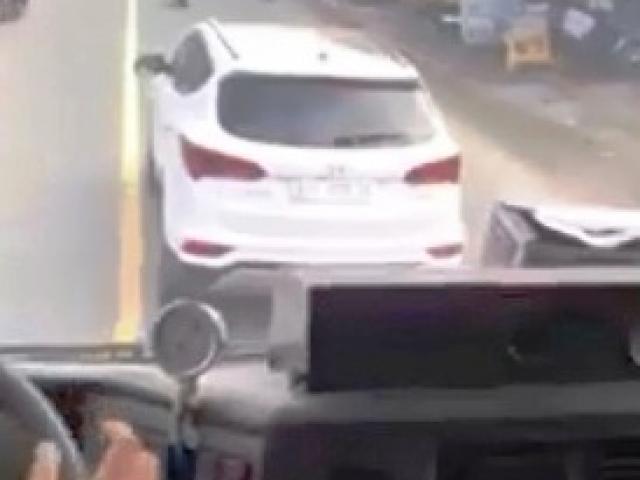 Tin tức trong ngày - Nóng trong tuần: Tài xế ô tô 7 chỗ "giả điếc", chắn đầu xe cứu hỏa suốt 4km gây phẫn nộ