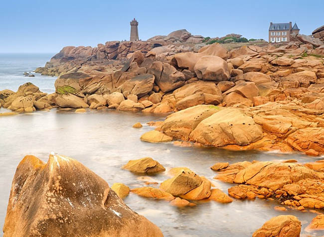 6.Côte de Granit Rose, Brittany

Có lẽ không nơi nào ở tây bắc Brittany lại có một khung cảnh hết sức ngoạn mục như thế này. Những thành đá granit tuyệt đẹp được tạo ra từ những lớp địa chất bị xói mòn theo thời gian, tất cả đều tương phản với lớp bọt biển xám xịt.