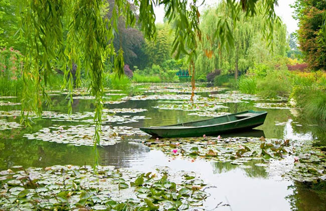 14.Giverny

Giverny là một ngôi làng nhỏ nằm ở biên giới Normandy, nổi tiếng là nơi có những khu vườn đầy hoa, cây xanh tốt tươi, đem lại cảm giác dịu mát tâm hồn cho du khách ghé thăm.