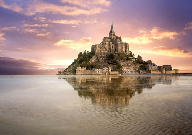 12.Mont Saint-Michel, Normandy

Nằm lọt thỏm giữa một bãi cát ngập nước thủy triều dâng lên, Mont Saint-Michel là một ngôi làng nhỏ có từ thời trung cổ xinh đẹp với nhiều con phố uốn lượn đầy hoa bên đường.