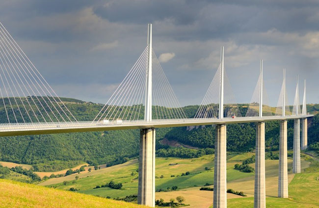 19.Millau

Cây cầy này là thành tựu lớn nhất của người dân Pháp, nó cũng là cây cầu cao nhất thế giới, là nơi có tầm nhìn tuyệt vời nhìn ra thung lũng sông Tarn xinh đẹp.