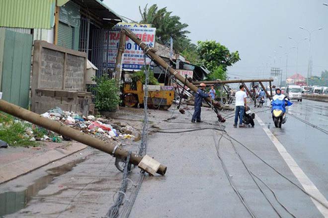 Lốc quật gãy hàng loạt trụ điện trên Quốc lộ 51 - 5