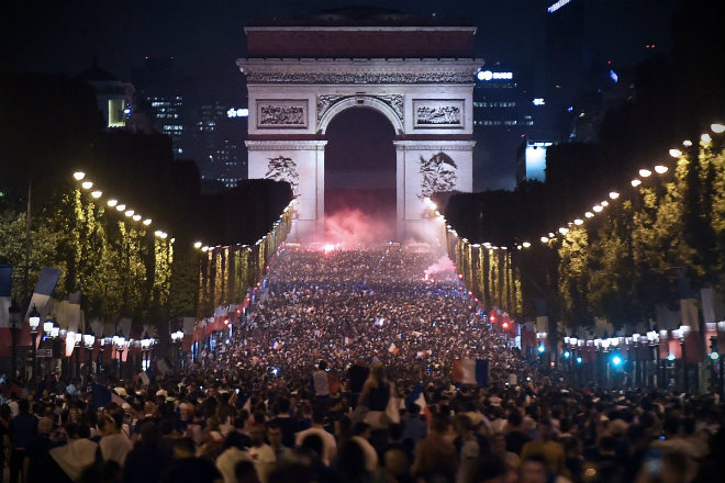 CĐV Pháp ăn mừng vô địch World Cup: Fan gây bạo loạn, có người tử vong - 1