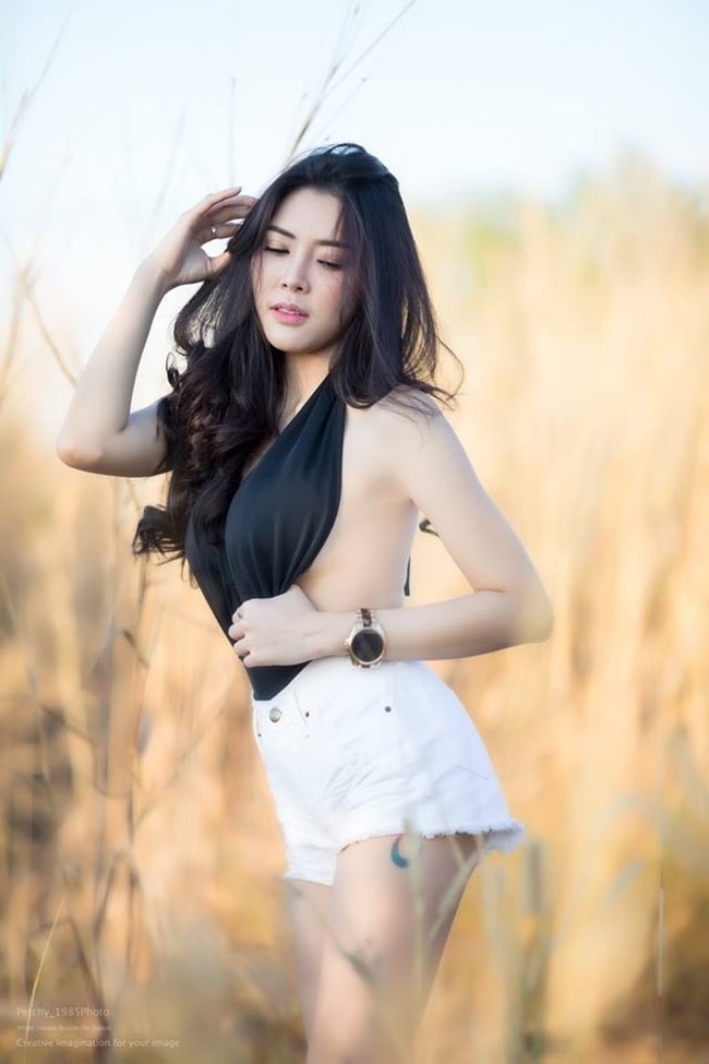 Đôi khi các cô gái cũng chọn những item khoe da thịt hết cỡ.