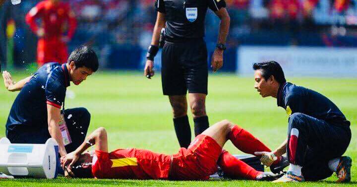 Bác sĩ đội tuyển bóng đá Việt Nam chỉ cách sơ cứu do chấn thương khi chơi đá bóng - 1
