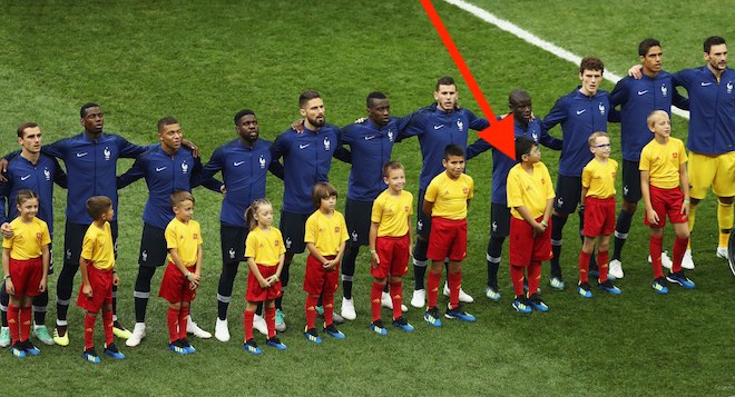 Cậu bé Việt Nam “hộ tống” tuyển thủ Pháp lên ngôi vô địch World Cup 2018 - 1