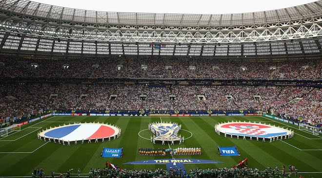 Cậu bé Việt Nam “hộ tống” tuyển thủ Pháp lên ngôi vô địch World Cup 2018 - 2