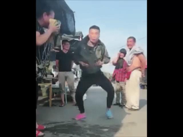 Video Clip Cười - Cái tội đang ăn mà còn thích "hóng hớt"