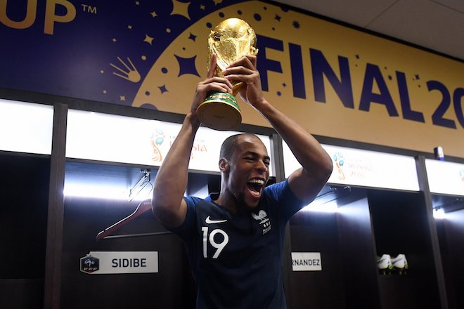 Tuyển thủ Pháp tranh thủ selfie với cúp vàng World Cup bằng smartphone gì? - 1