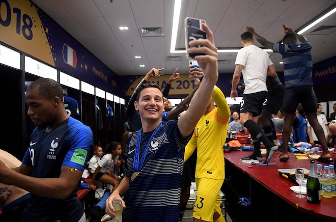 Tuyển thủ Pháp tranh thủ selfie với cúp vàng World Cup bằng smartphone gì? - 3