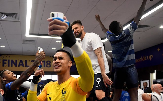 Tuyển thủ Pháp tranh thủ selfie với cúp vàng World Cup bằng smartphone gì? - 4