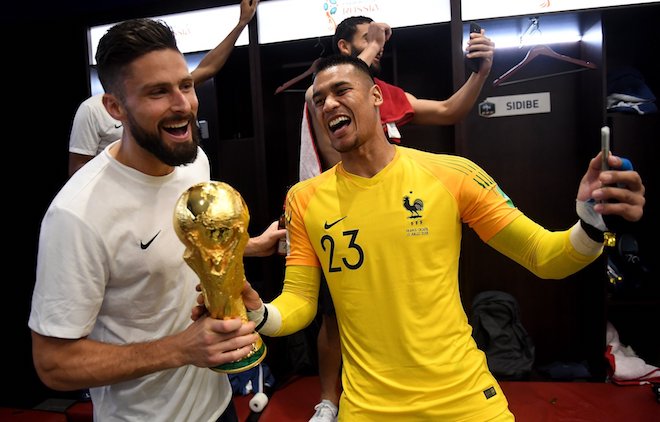 Tuyển thủ Pháp tranh thủ selfie với cúp vàng World Cup bằng smartphone gì? - 5