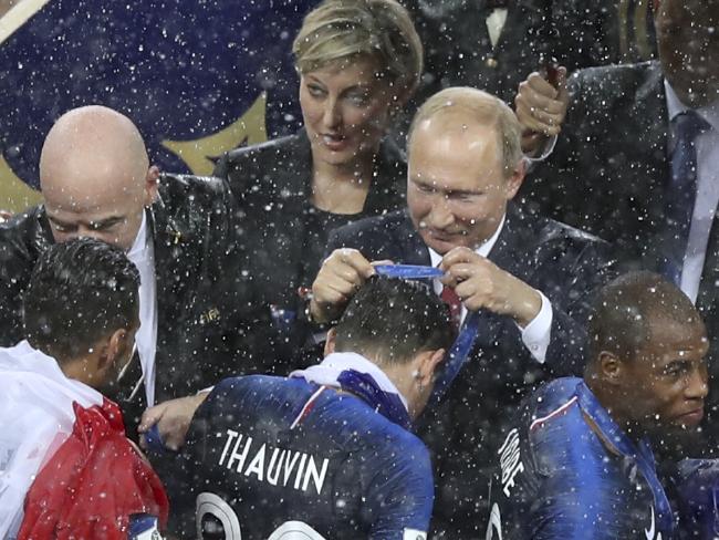 Trao huy chương World Cup: Người phụ nữ đứng gần Putin có hành động lạ - 1