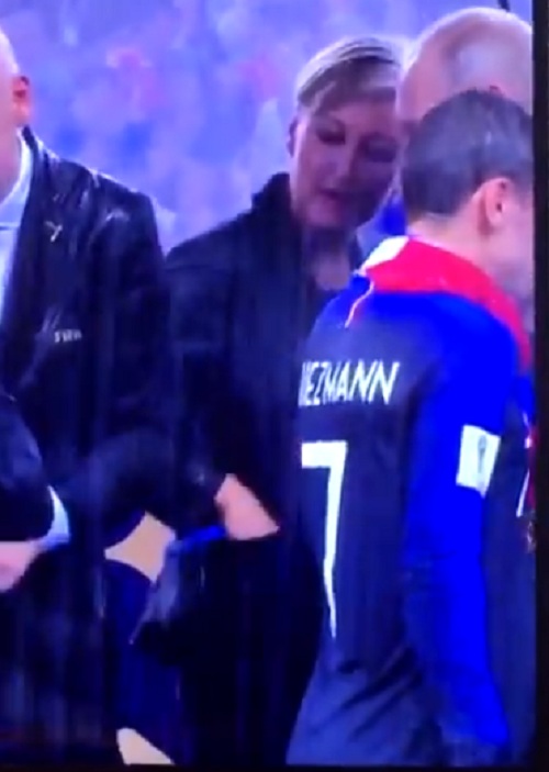 Trao huy chương World Cup: Người phụ nữ đứng gần Putin có hành động lạ - 2