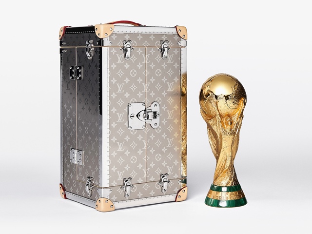Xu hướng thời trang - Mãn nhãn vali Louis Vuitton ôm trọn cúp vàng World Cup 2018
