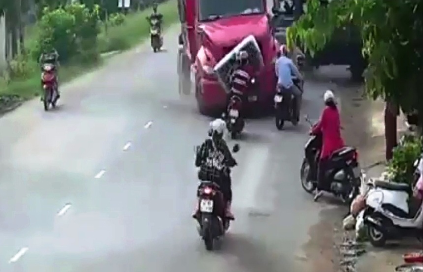 Clip: Kinh hoàng xe container “điên” tông người văng tứ tung - 1