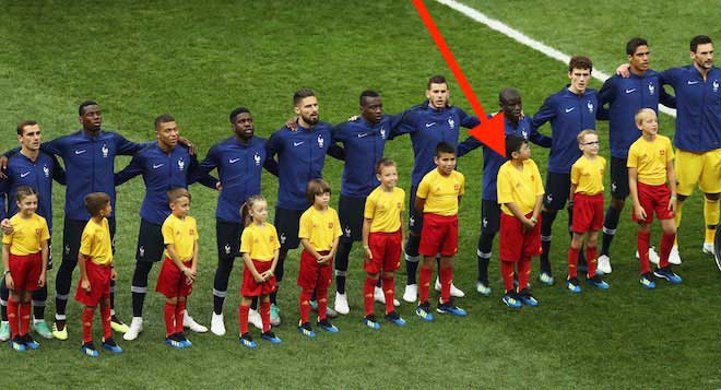 Nóng 24h qua: Cậu bé VN “hộ tống” tuyển thủ Pháp lên ngôi vô địch World Cup là ai? - 1