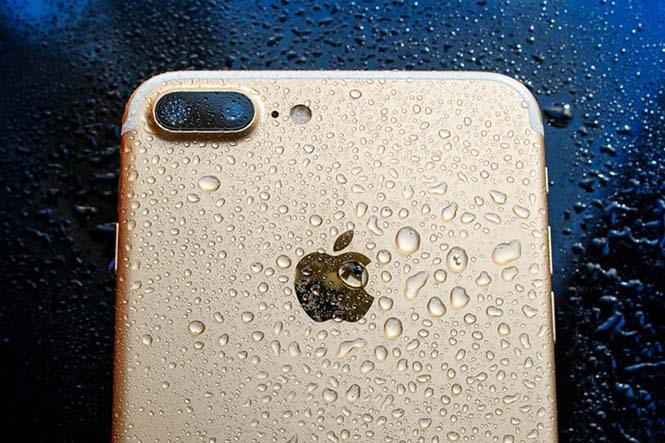 Sốc: iPhone vẫn sống sót sau 48 giờ dưới lòng đại dương - 1