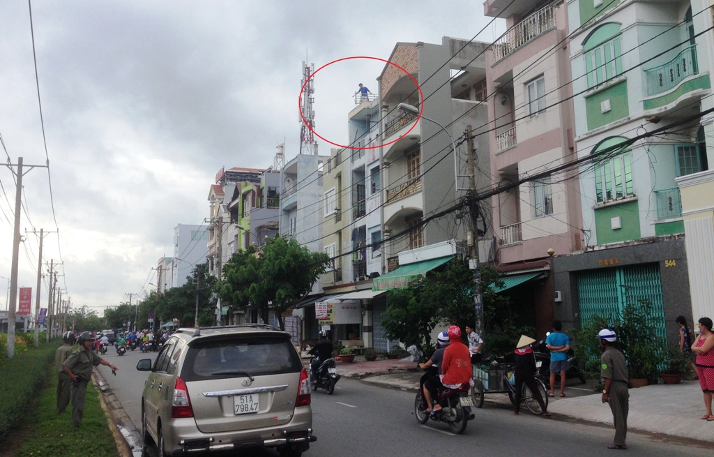 Thanh niên có hành động lạ sau cự cãi với vợ - 1