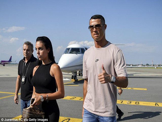 Hôm nay Ronaldo ra mắt Juventus: Đáp chuyên cơ riêng, cực ngầu sánh vai bồ đẹp