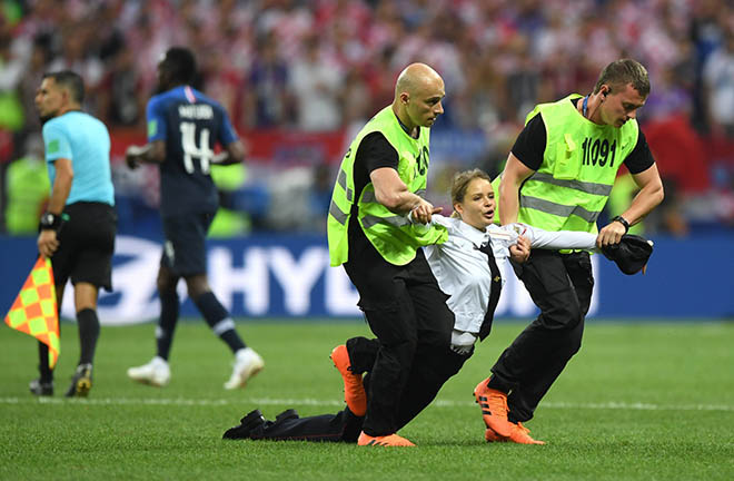 Cô gái nhảy xuống sân làm náo loạn chung kết World Cup, Pháp – Croatia là ai? - 4