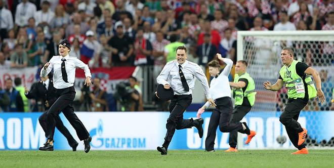 Cô gái nhảy xuống sân làm náo loạn chung kết World Cup, Pháp – Croatia là ai? - 1