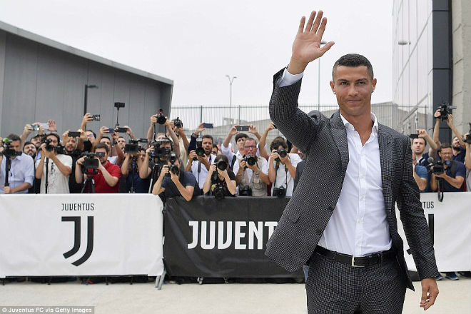 Ronaldo ra mắt Juventus: Phấn khích cực độ, CR7 khoe giọng hát vàng - 1