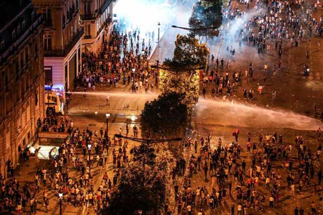 CĐV Pháp ăn mừng vô địch World Cup: Fan gây bạo loạn, có người tử vong - 4