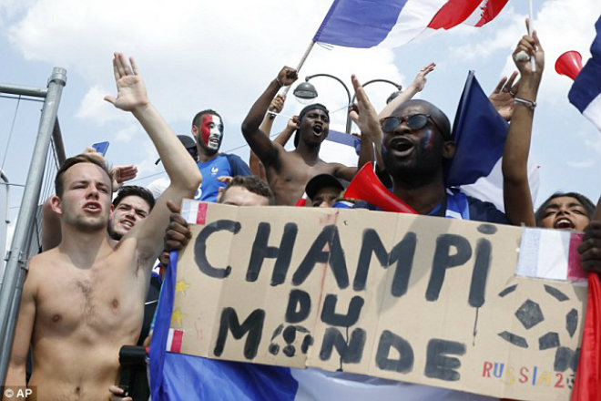 CĐV Pháp ăn mừng vô địch World Cup: Fan gây bạo loạn, có người tử vong - 15