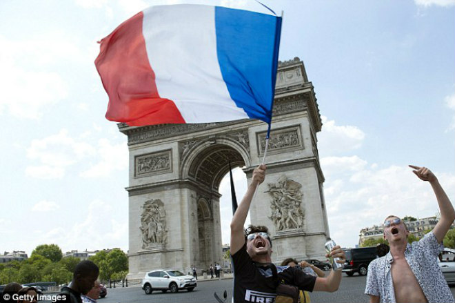 CĐV Pháp ăn mừng vô địch World Cup: Fan gây bạo loạn, có người tử vong - 10