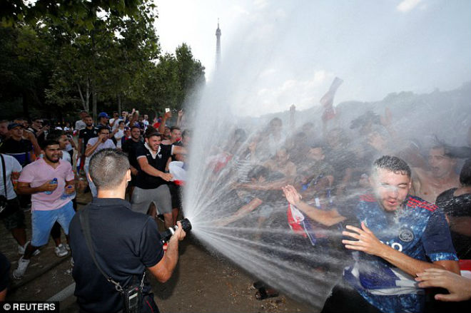 CĐV Pháp ăn mừng vô địch World Cup: Fan gây bạo loạn, có người tử vong - 12