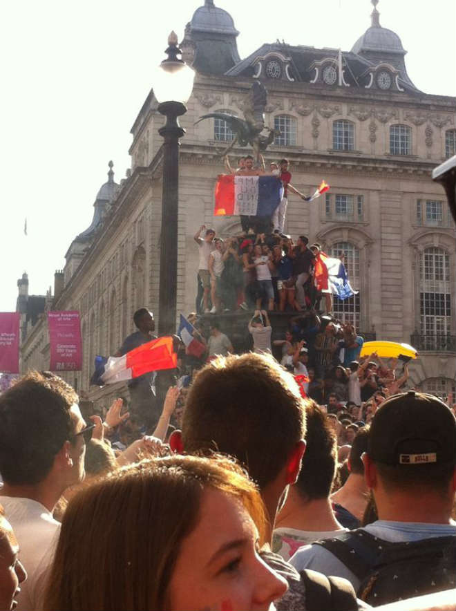 CĐV Pháp ăn mừng vô địch World Cup: Fan gây bạo loạn, có người tử vong - 7