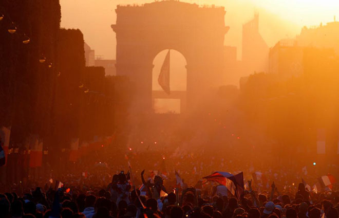 CĐV Pháp ăn mừng vô địch World Cup: Fan gây bạo loạn, có người tử vong - 6